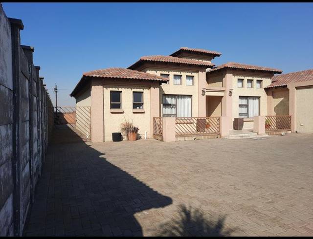 3 BEDROOM HOUSE FOR SALE IN VANDERBIJLPARK SE 8